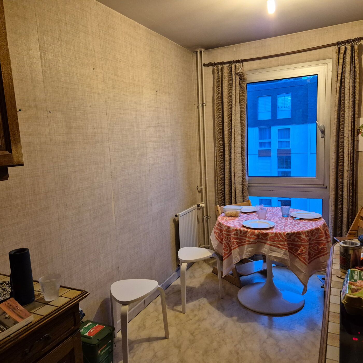 Vue d'ensemble de la cuisine-couloir d'origine