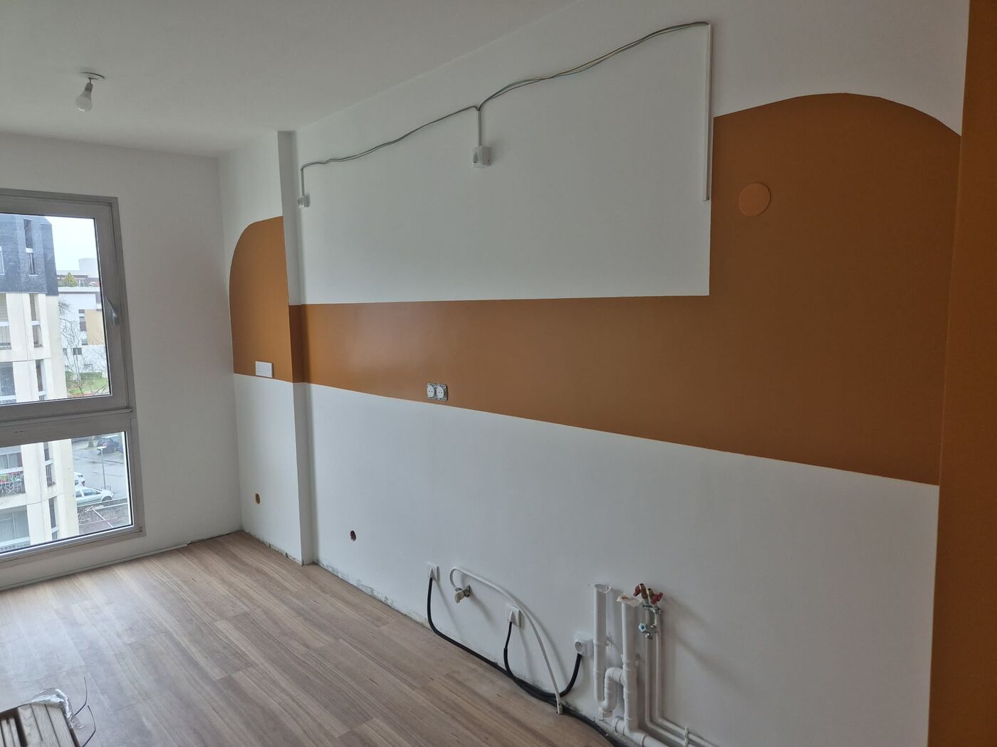 Le chantier en cours : murs préparés et peinture terracotta posée