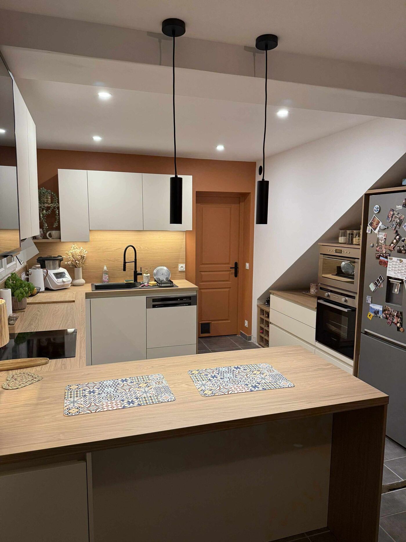 Vue d'ensemble de la cuisine avec le mur terracotta