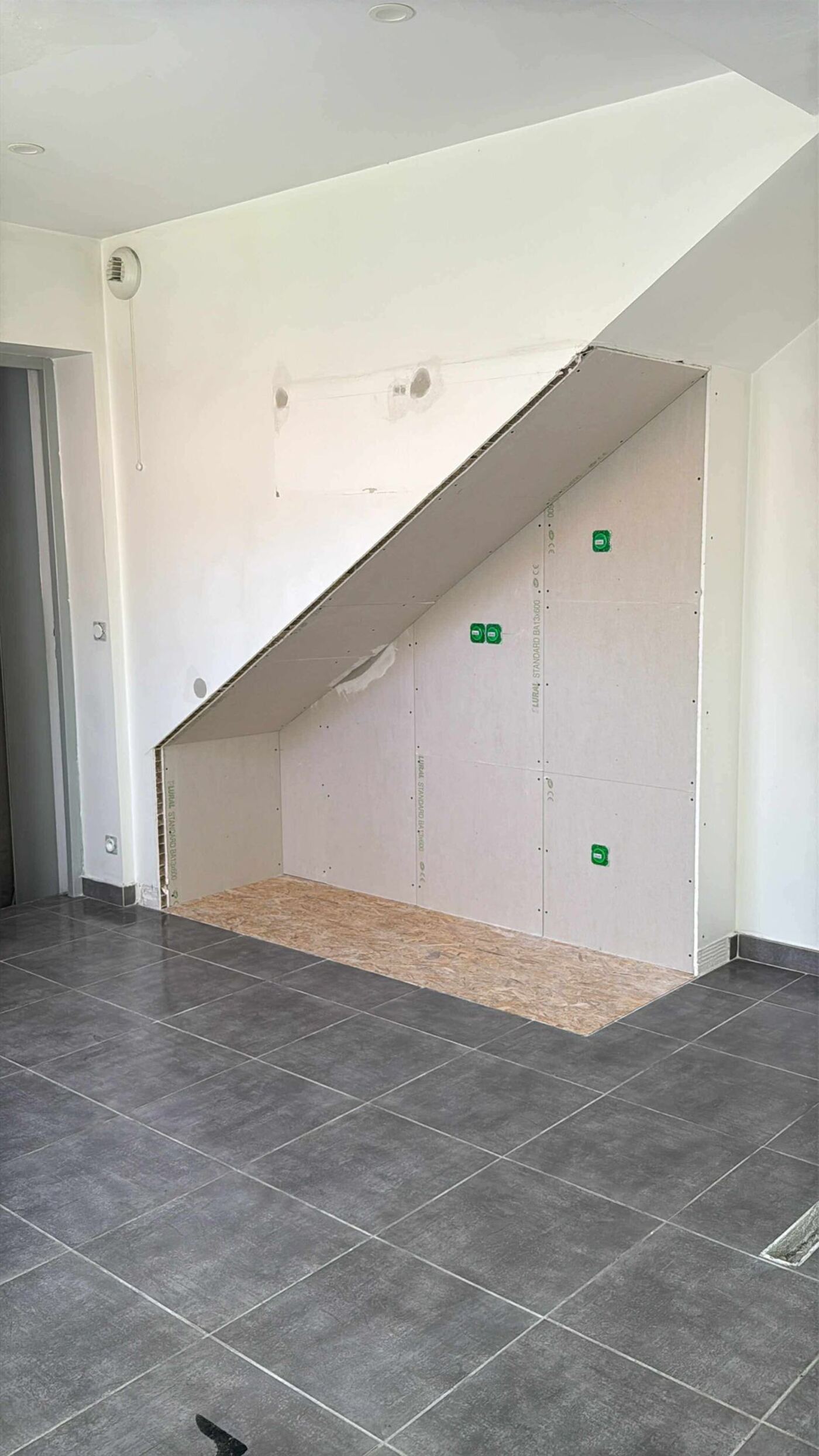 Préparation du dessous d'escalier, pose du support et du placo