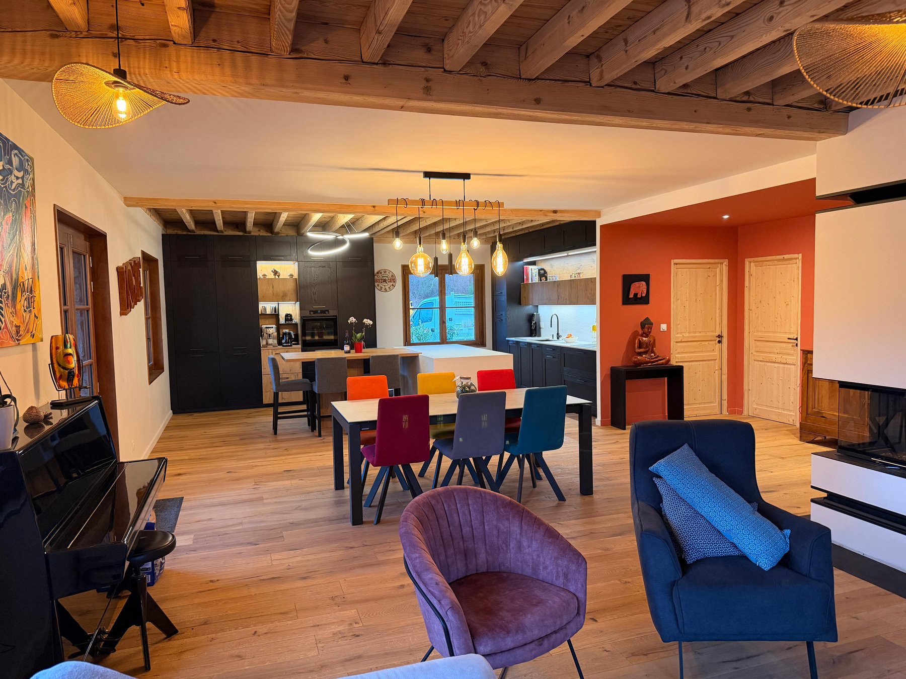 Détail îlot et mot LOVE, cuisine habitée