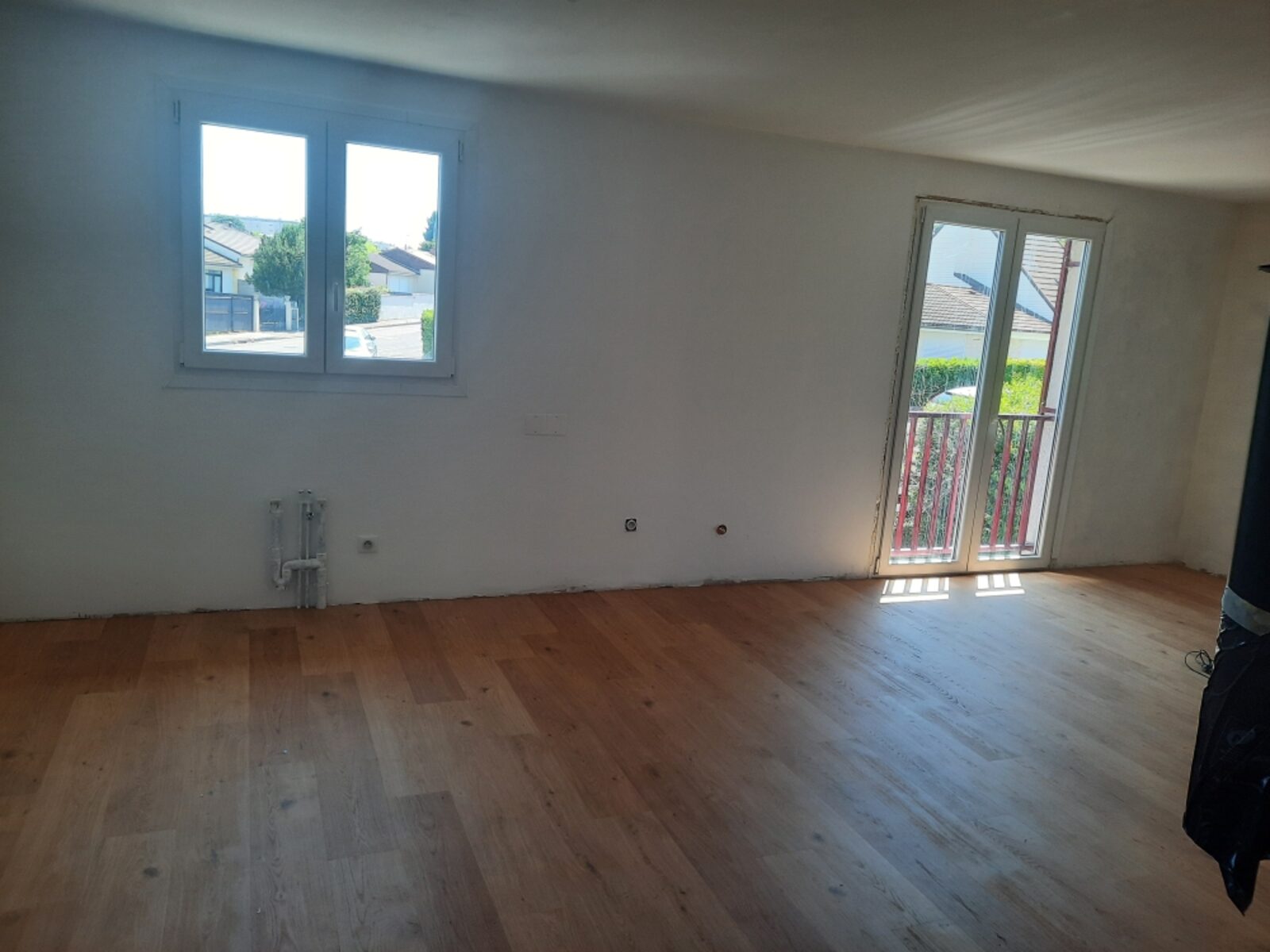 La pièce pendant les travaux, murs remis à blanc et préparation de la nouvelle implantation