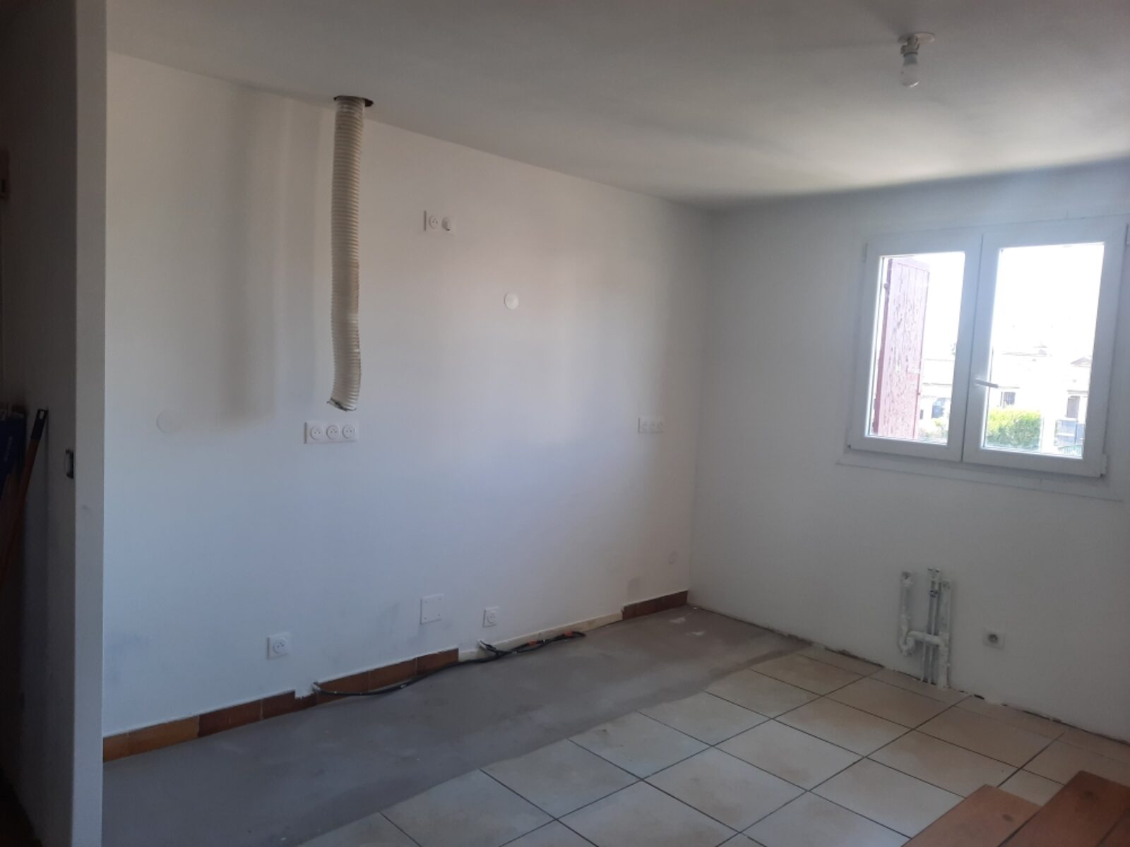 Espace dégagé pendant le chantier, sol parquet posé